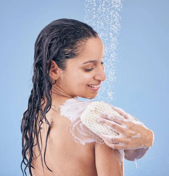 A preparar-me para o dia. Tiro de uma jovem mulher usando uma esponja enquanto toma um banho. — Fotografia de Stock