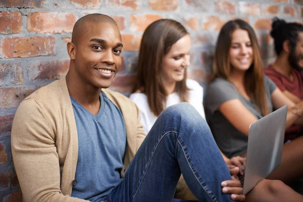 Studeren met vrienden. Opname van een divers groepje vrienden in een gang. — Stockfoto