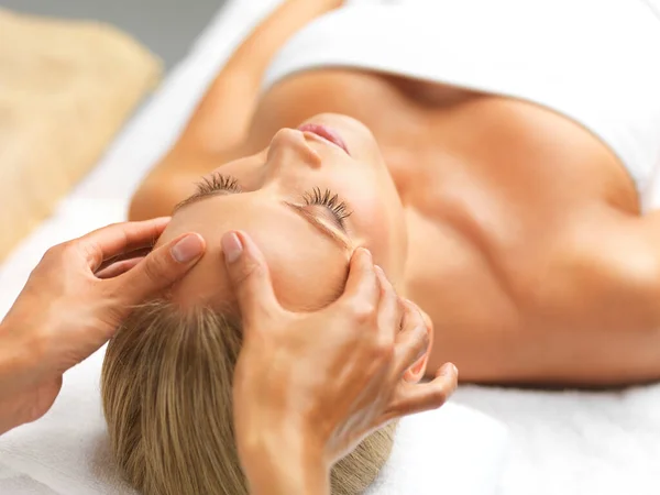 Feeling soothed and super relaxed. A beautiful young woman relaxing in a spa. — Stock Photo, Image