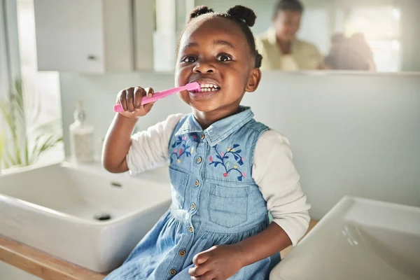 Hon tar hand om sitt söta lilla leende. Porträtt av en söt liten flicka borsta tänderna i badrummet hemma. — Stockfoto