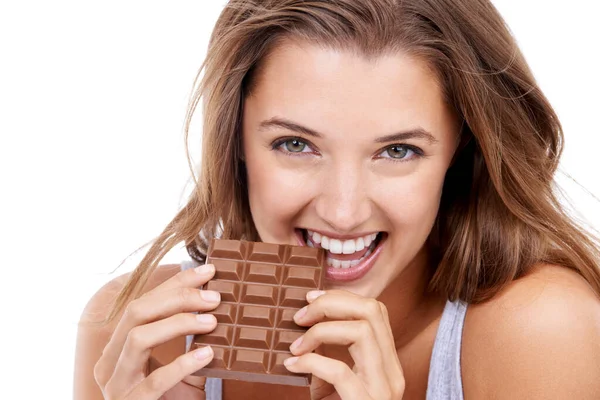 Mmmm... tão delicioso. Uma jovem atraente comendo uma laje de chocolate. — Fotografia de Stock