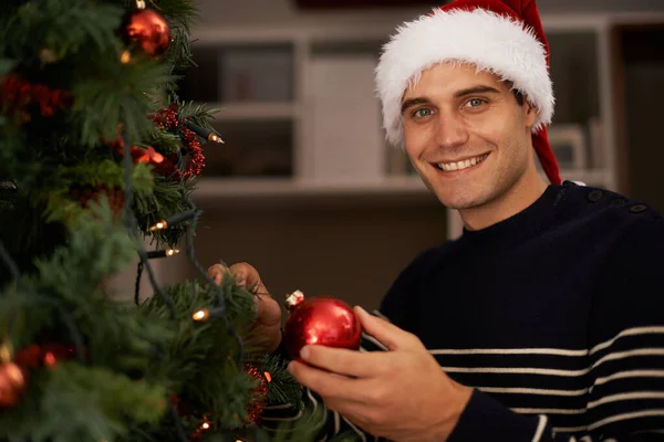 J'installe l'arbre. Tourné d'un beau jeune homme se préparant pour Noël. — Photo
