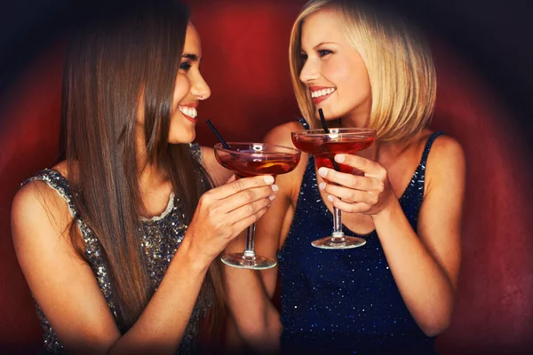 Вона на чудову ніч. Дві чудові молода жінка насолоджується коктейлями . — стокове фото