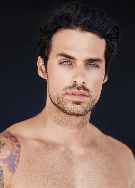 Olhando diretamente através de você com aqueles olhos azuis cintilantes. Retrato de boa aparência masculina. — Fotografia de Stock