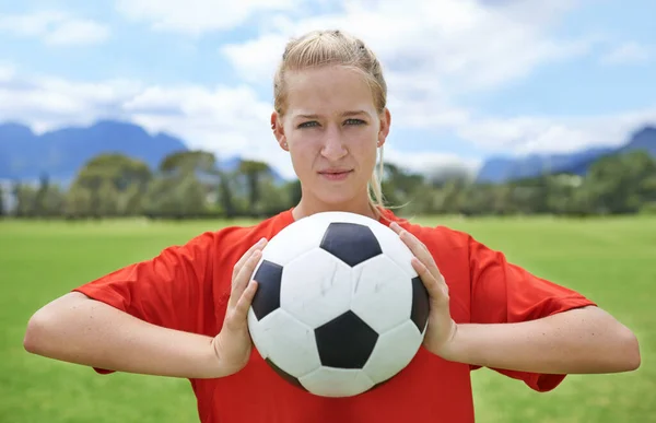 Fokusera på spelet. Porträtt av en bestämd ung kvinnlig fotbollsspelare. — Stockfoto