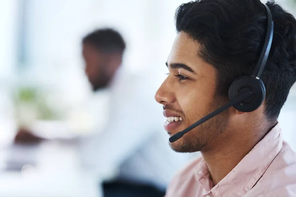 Het behandelen van beller vragen als een pro. Foto van een jonge call center agent die in een kantoor werkt. — Stockfoto