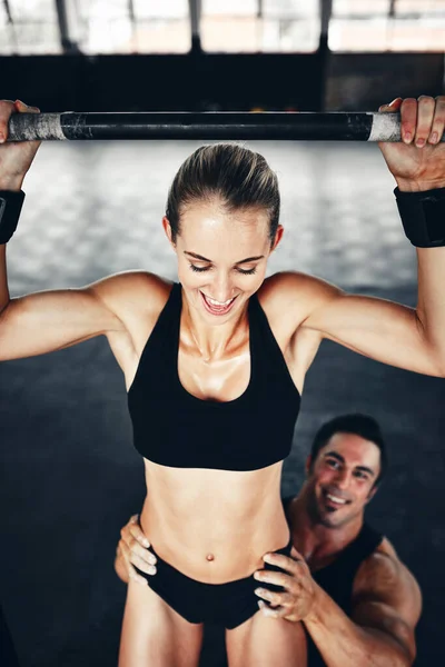 Goede dingen komen voor degenen die tillen. Een foto van een stel dat aan het trainen was in de sportschool.. — Stockfoto