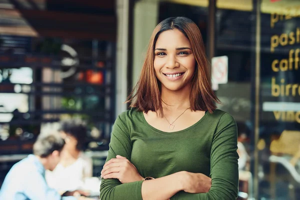 Es war ihre geniale Idee, das Treffen hier abzuhalten. Schnappschuss eines Designertreffens in einem Café. — Stockfoto