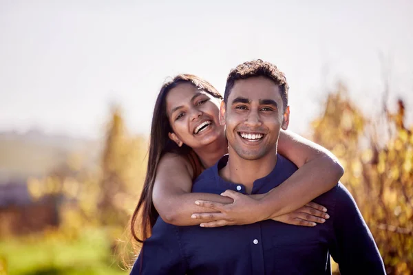 Llevo mi vestido favorito y la sonrisa que me dio. Foto de una pareja joven teniendo una cita en una granja de vinos. —  Fotos de Stock