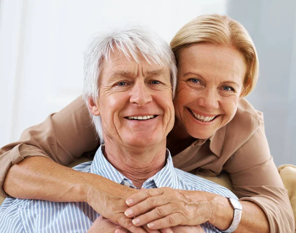 Hace que mi corazón lata más rápido de lo que debería. Foto de una feliz pareja de ancianos. —  Fotos de Stock