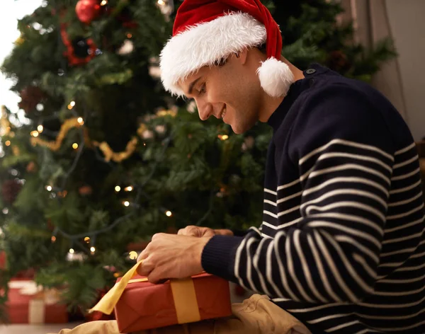 Répandre l'esprit de Noël. Tourné d'un beau jeune homme se préparant pour Noël. — Photo