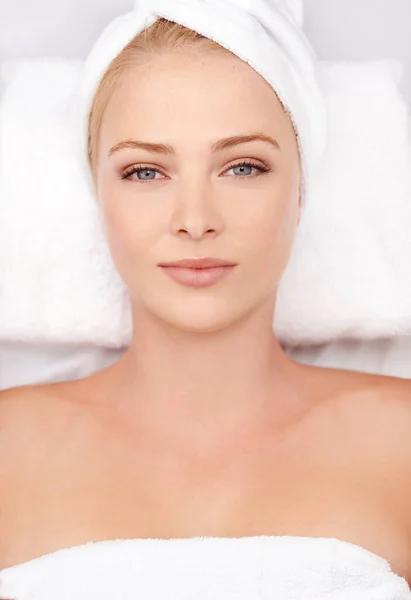 Ready for my massage. High angle portrait of a young woman lying on a massage table at a spa. — Stock Photo, Image