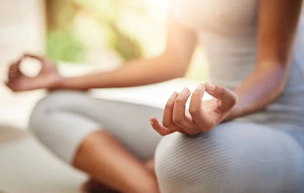 Perfektní forma pro meditaci. Oříznutý záběr sportovní mladé ženy cvičit jógu venku. — Stock fotografie