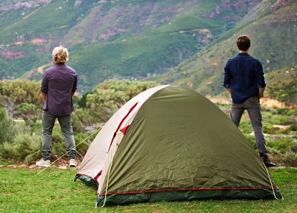 接受大自然的壮丽。两个男人在营地休息. — 图库照片