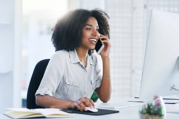 Ich schicke Ihnen eine Kopie des Dokuments für Ihre Unterlagen per E-Mail. Aufnahme einer jungen Geschäftsfrau, die in einem Büro mit einem Handy spricht. — Stockfoto