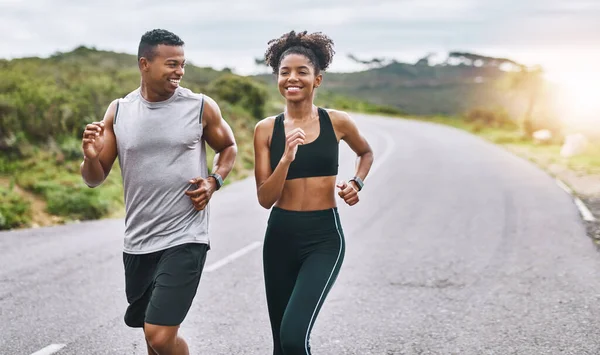 Cuanto más saludable eres, más feliz te sientes. Tiro de una joven pareja deportiva haciendo ejercicio juntos al aire libre. —  Fotos de Stock