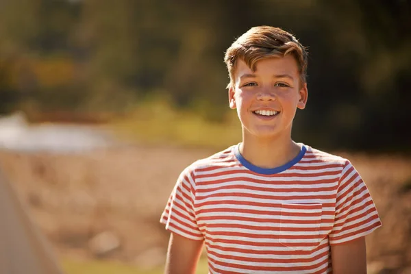 Des jours d'enfance insouciants. Portrait d'un jeune garçon en plein air. — Photo