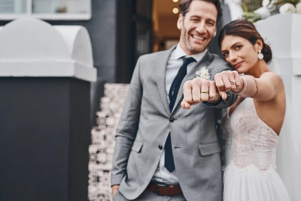 On a les anneaux pour le prouver. Coupé plan d'un couple nouvellement marié montrant leurs anneaux. — Photo