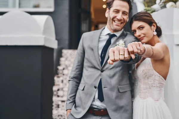 Wir haben die Ringe, um es zu beweisen. Schnappschuss eines frisch vermählten Paares, das seine Ringe zeigt. — Stockfoto