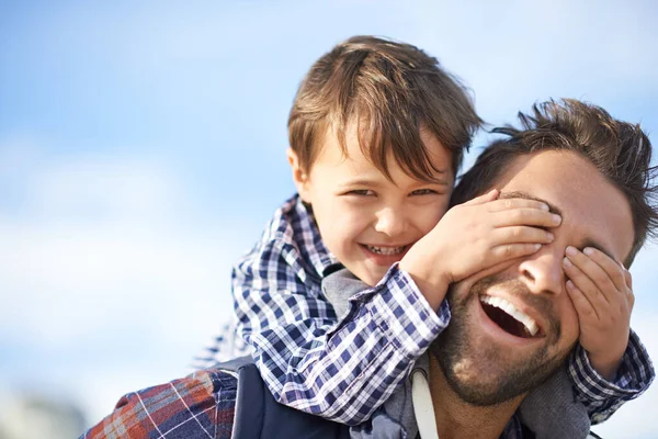 Kul med pappa. Shjot av en far och son njuter av en dag utomhus. — Stockfoto