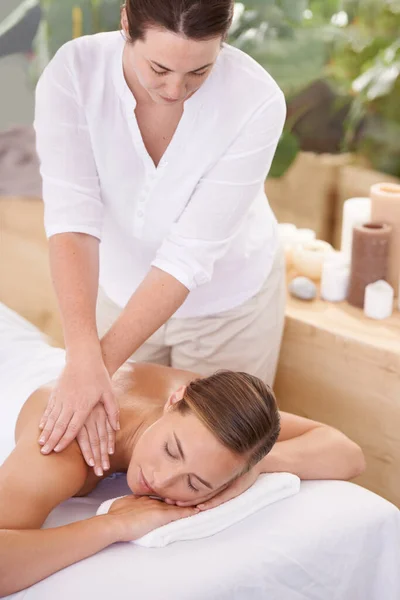 Este é o relaxamento perfeito. Uma jovem atraente fazendo uma massagem no spa. — Fotografia de Stock