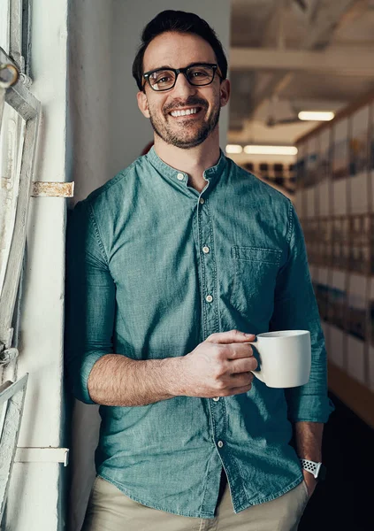 El café es el combustible que necesito para seguir adelante. Retrato recortado de un joven empresario guapo sonriendo mientras sostiene una taza de café en una oficina. —  Fotos de Stock