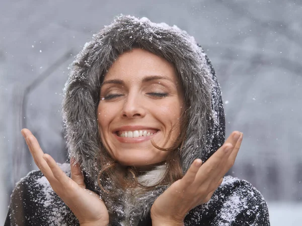 Adorei a primeira queda de neve. Tiro de uma mulher atraente se divertindo lá fora na neve. — Fotografia de Stock