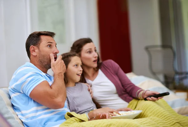 Oh, cavolo. Ritaglio di una famiglia che guarda un film sul divano. — Foto Stock