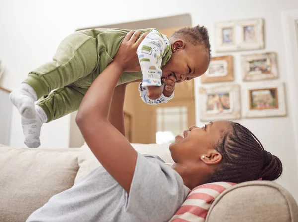 Ik breng graag tijd door met mijn baby. Shot van een jonge vrouw bonding met haar baby thuis. — Stockfoto