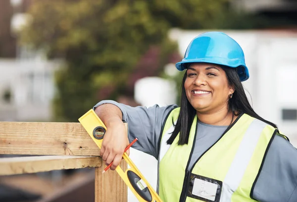 J'ai tous les outils pour réussir. Portrait recadré d'une jeune ouvrière de la construction séduisante travaillant sur place. — Photo