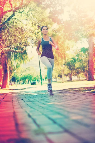 지방때문에 1 마일을 달립니다. 공원에서 운동하고 있는 젊은 여자의 사진. — 스톡 사진