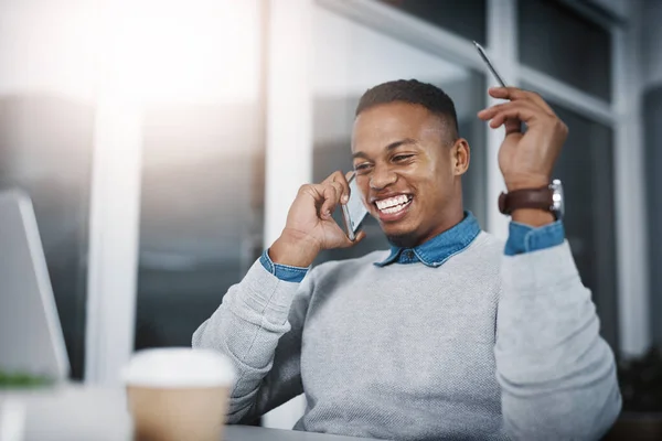 La sua dedizione non raggiunge mai un limite. Un bel giovane uomo d'affari che parla al cellulare mentre lavora in un ufficio.. — Foto Stock