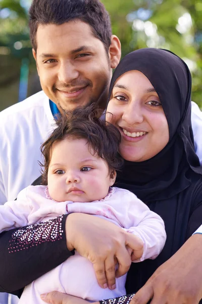彼女は毎日明るくなる。外で一日を楽しむムスリム家族の肖像. — ストック写真