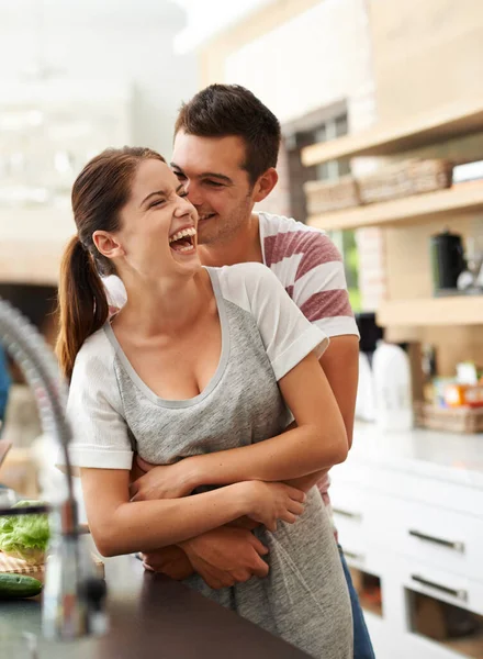 Ela é tudo o que um homem pode querer. Retrato de um atraente jovem casal de ligação na cozinha. — Fotografia de Stock