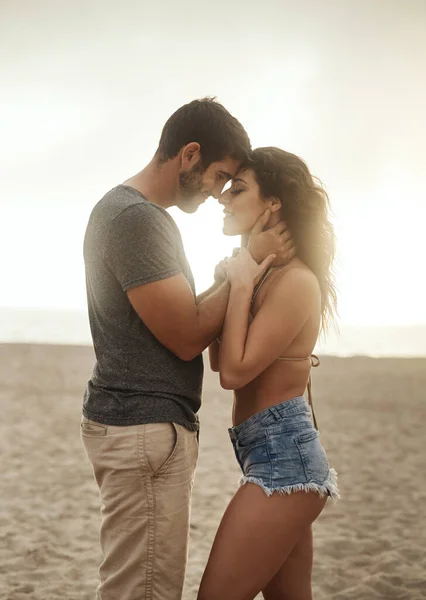 Rien n'inspire l'amour comme le paradis. Tourné d'un jeune couple passant une journée romantique à la plage. — Photo