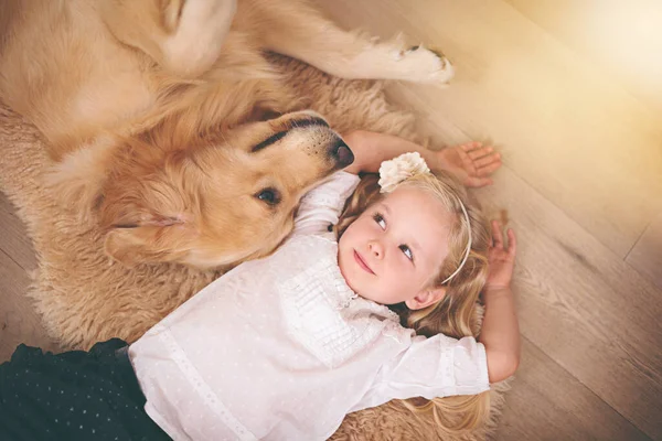 Wären wir zusammen, Kind. Ein entzückendes kleines Mädchen mit ihrem Hund zu Hause. — Stockfoto