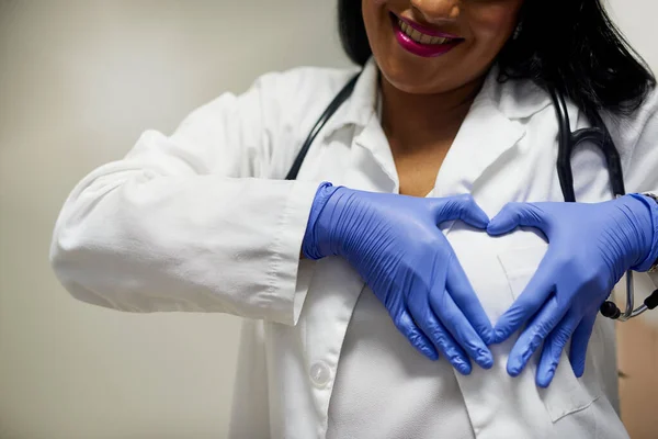 Achten Sie auf Ihre Gesundheit. Aufnahme einer nicht erkennbaren Ärztin, die mit ihren Händen eine Herzform gegen ihre Brust formt. — Stockfoto