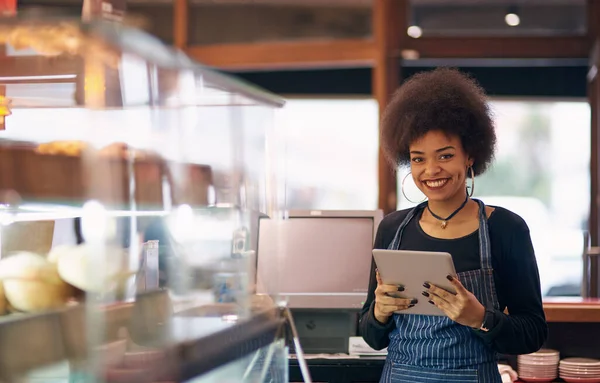 Être entrepreneur est à la fois stimulant et passionnant. Portrait d'une jeune entrepreneure utilisant une tablette numérique dans son entreprise. — Photo