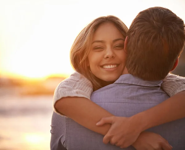 Podia abraçar-te para sempre. Retrato de um jovem casal feliz desfrutando de um abraço romântico na praia ao pôr do sol. — Fotografia de Stock