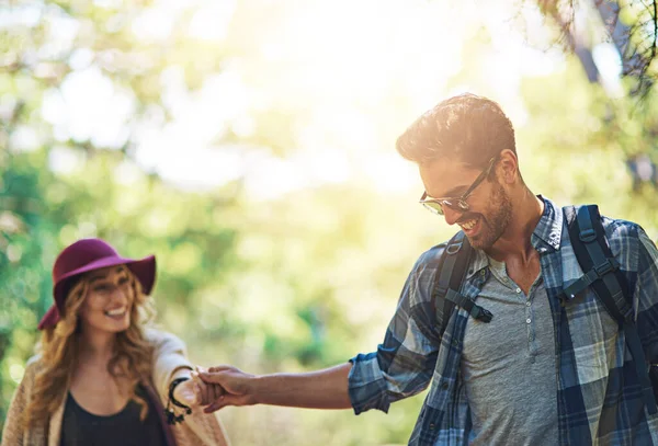 Folgen Sie mir.... Schnappschuss eines liebevollen jungen Paares während einer Wanderung. — Stockfoto