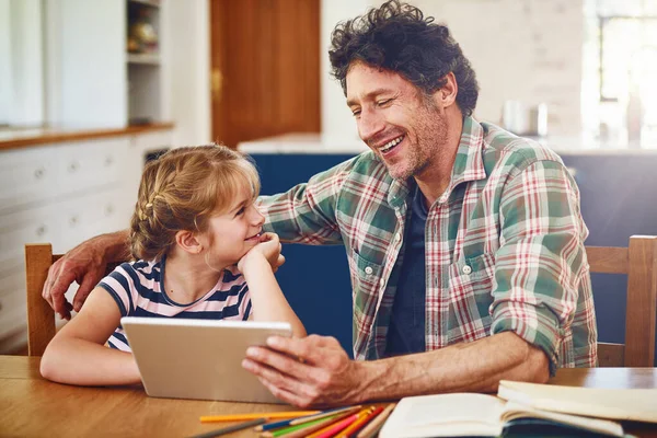 Ты очень хорошо объясняешь, пап. Обрезанный снимок отца, помогающего своей дочери закончить домашнее задание на цифровой планшете. — стоковое фото