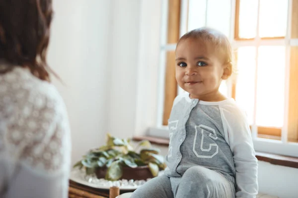 Es ist eine hübsche kleine Fella. Schnappschuss einer Mutter mit ihrem entzückenden kleinen Jungen. — Stockfoto