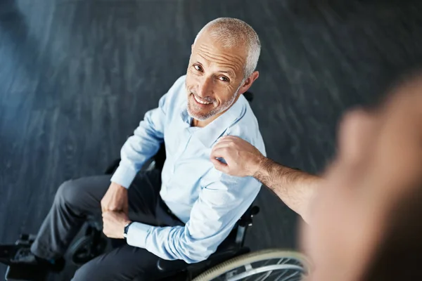 No hay nada que aprecie más que preocuparse con compasión. Inyección de ángulo alto de un paciente mayor atendido por una enfermera. — Foto de Stock