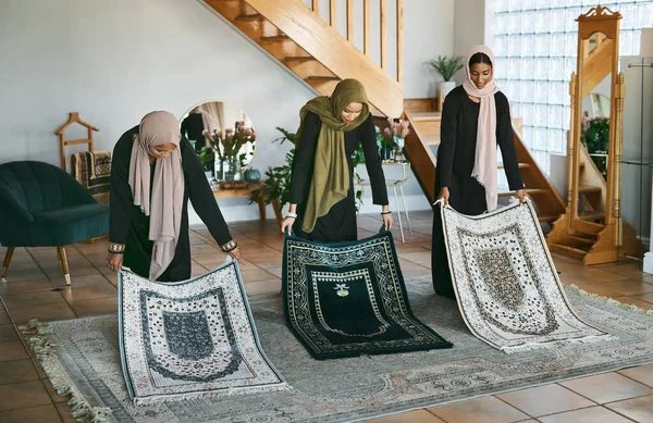 準備は重要です。イスラム教徒の女性のグループのショットを準備に自分の祈りのマットを置く. — ストック写真
