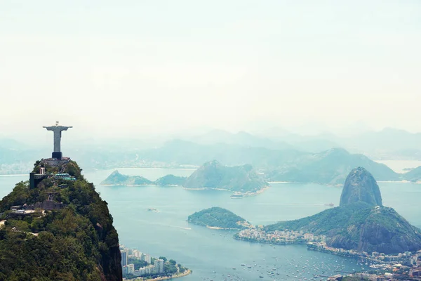 Es el símbolo del cristianismo brasileño. Monumento al Cristo Redentor en Río de Janeiro, Brasil. — Foto de Stock