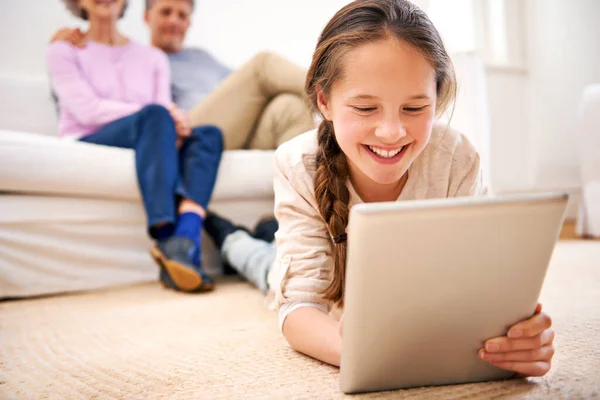 Rimanere intrattenuto ovunque lei sia. Colpo di nonni che guardano la nipote usare un tablet digitale. — Foto Stock