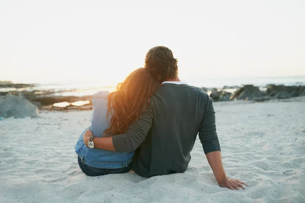 Apreciando estes momentos especiais. Foto retrovisor de um casal jovem e afetuoso na praia. — Fotografia de Stock