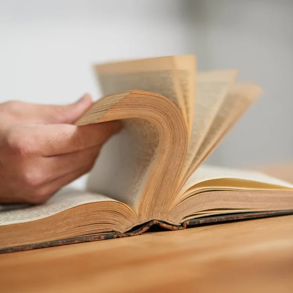 Storie della vecchia scuola. Foto ritagliata di un uomo non identificabile che legge un libro. — Foto Stock