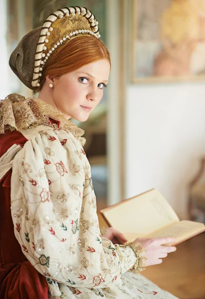 Da sola nelle sue stanze. Ritratto di un'elegante donna nobile che legge nella sua stanza di palazzo. — Foto Stock