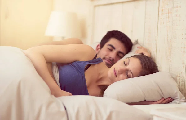 Ich schlafe besser, wenn ich neben dir bin. Aufnahme eines liebevollen jungen Paares, das zusammen im Bett schläft. — Stockfoto